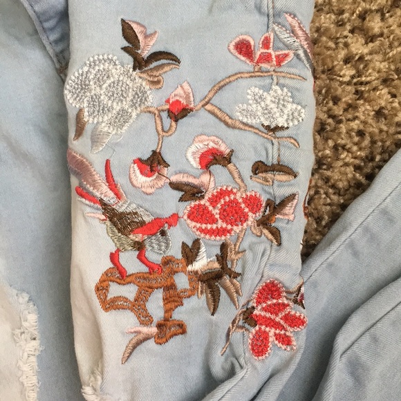 Ripped light blue jeans with frayed hem - Picture 5 of 6